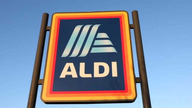   Logo Aldi je zobrazené mimo jednej z jej predajní