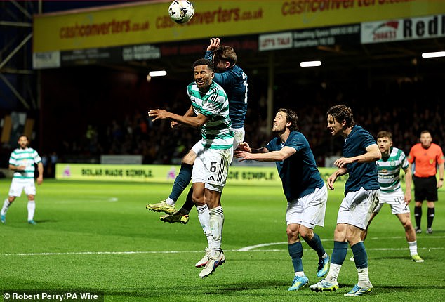 Očami sveta, ktoré sa pozerajú, mohla o titule rozhodnúť nešikovnosť Celtic dostal penaltu po tom, čo bol Nicholson uznaný za manipuláciu
