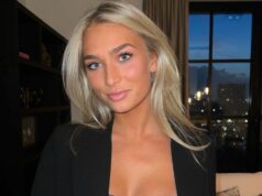Očarujúca blondínka WAG Codyho Gakpa si užíva bohaté dovolenky a výlet súkromným lietadlom Noa van der Bij