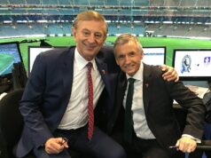 Od jednej športovej ikony k druhej: Bruce McAvaney vedie pocty „hlasu AFL“ Dennisovi Comettimu pri pohyblivom pamätníku štadióna Comettiho, ktorý zomrel v marci, si v pondelok pri spomienke na štadióne Optus pripomenuli pre jeho geniálny vtip, profesionalitu, láskavosť a pochybné módne rozhodnutia.