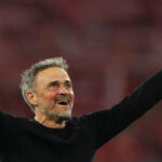 Manažér Paríža St-Germain Luis Enrique oslavuje po tom, čo sa jeho tím dostal do finále Ligy majstrov 2026