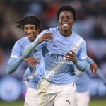 Xavier Parker z Manchestru City oslavuje piaty gól svojho tímu počas štvrtého kola FA Youth Cupu nad Arsenalom.