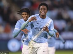 Od „mini Davida Beckhama“ po nového Eberechiho Eze a Rodriho klon: Zoznámte sa so šiestimi mladými hviezdami pripravenými rozsvietiť finále FA Youth Cup, keď sa Man City postaví rivalovi Man United. Xavier Parker z Manchestru City oslavuje piaty gól svojho tímu počas štvrtého kola FA Youth Cupu nad Arsenalom.