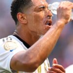 Al Ain's Park Yong-woo sa ochladzuje počas Majstrovstiev sveta klubov vo Washingtone v roku 2025