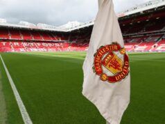 Odchod z ManUtd oznámil v emotívnej správe, keď sa hráči ponáhľali ponúknuť podporu Rohová vlajka na štadióne Manchester United Old Trafford
