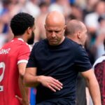 Manažér Liverpoolu Arne Slot frustrovane vyráža