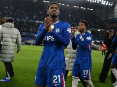 Odhalená dohoda s Jorrelom Hatom a pocity v šatni Chelsea z vymenovania Xabiho Alonsa Jorrel Hato tlieska