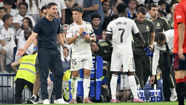 Xabi Alonso dvíha päste na oslavu
