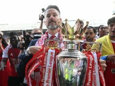 Odmena Arsenalu presahuje 300 miliónov libier po víťazstve titulu v Premier League podľa prísľubu Josha Kroenkeho Spolupredseda Arsenalu Josh Kroenke oslavuje víťazstvo Gunners v Premier League