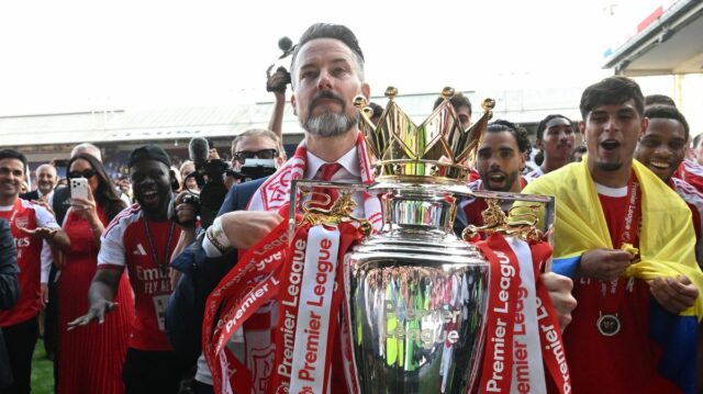 Spolupredseda Arsenalu Josh Kroenke oslavuje víťazstvo Gunners v Premier League