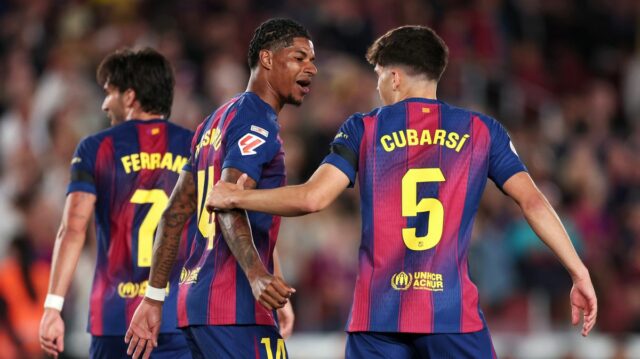 Pau Cubarsi z FC Barcelona oslavuje po víťazstve nad Realom Madrid