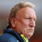 Neil Warnock, manažér Middlesborough, sleduje zápas prvého kola Carabao Cupu medzi Blackpoolom a Middlesborough na Bloomfield Road