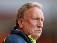 Odmietol som prácu Chelsea, aby som zostal tam, kde som bol – to, čo sa stalo potom, ma zničilo Neil Warnock, manažér Middlesborough, sleduje zápas prvého kola Carabao Cupu medzi Blackpoolom a Middlesborough na Bloomfield Road