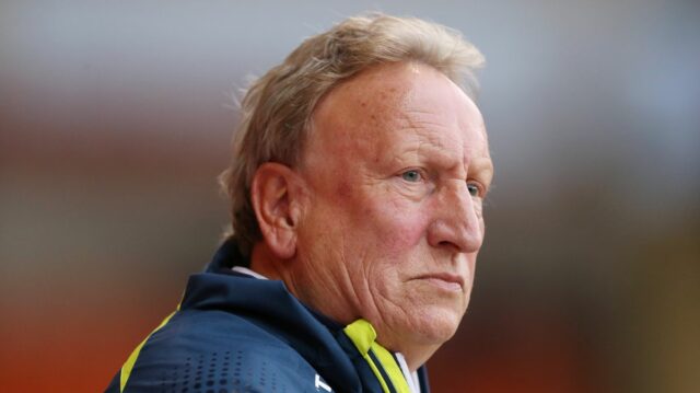 Neil Warnock, manažér Middlesborough, sleduje zápas prvého kola Carabao Cupu medzi Blackpoolom a Middlesborough na Bloomfield Road