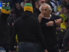 Odvážny futbalový manažér, 73, konfrontuje násilníkov po tom, čo vtrhli na ihrisko, aby protestovali proti zostupu klubu z francúzskej ligy – zápas bol ukončený už po 22 MINÚTACH v chaotických scénach Tréner Nantes Vahid Halilhodzic (73) sa v nedeľu na ihrisku stretol s ultras na ihrisku.