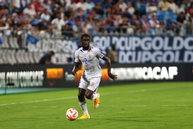 Oficiálny I Carlens Arcus predlžuje zmluvu s Angers do roku 2027
