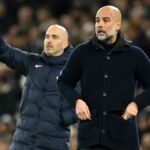 MANCHESTER, ANGLICKO – 25. JANUÁRA: Pep Guardiola, manažér Manchestru City, reaguje, keď Enzo Maresca, manažér Chelsea (v utajení), dáva pokyny tímu počas zápasu Premier League medzi Manchester City FC a Chelsea FC na Etihad Stadium 25. januára 2025 v Manchestri v Anglicku. (Foto: Michael Regan/Getty Images)