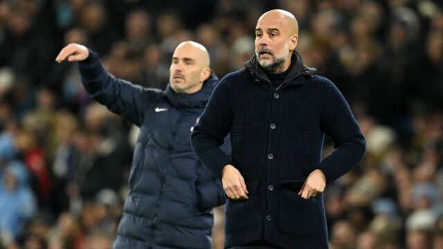 MANCHESTER, ANGLICKO – 25. JANUÁRA: Pep Guardiola, manažér Manchestru City, reaguje, keď Enzo Maresca, manažér Chelsea (v utajení), dáva pokyny tímu počas zápasu Premier League medzi Manchester City FC a Chelsea FC na Etihad Stadium 25. januára 2025 v Manchestri v Anglicku. (Foto: Michael Regan/Getty Images)