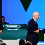 Prezident Izraelského futbalového zväzu Basim Sheikh Suliman (vľavo) počas horúceho momentu na 76. kongrese FIFA sleduje, ako Palestínsky futbalový zväz Jibril Rajoub komunikuje s prezidentom FIFA Giannim Infantinom.