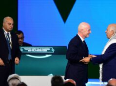 Ohromujúci nešikovný pokus prezidenta FIFA Gianniho Infantina o podanie ruky medzi Izraelom a Palestínou Prezident Izraelského futbalového zväzu Basim Sheikh Suliman (vľavo) počas horúceho momentu na 76. kongrese FIFA sleduje, ako Palestínsky futbalový zväz Jibril Rajoub komunikuje s prezidentom FIFA Giannim Infantinom.