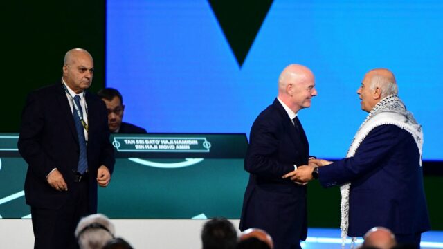 Prezident Izraelského futbalového zväzu Basim Sheikh Suliman (vľavo) počas horúceho momentu na 76. kongrese FIFA sleduje, ako Palestínsky futbalový zväz Jibril Rajoub komunikuje s prezidentom FIFA Giannim Infantinom.