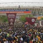 Diváci sa zhromaždili, aby vstúpili na štadión Narendra Modi, aby sledovali finálový kriketový zápas 2020 Indian Premier League (IPL) medzi Gujarat Titans a Chennai Super Kings
