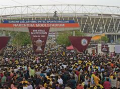 Old Trafford vo Wembley a Man Utd prevyšuje najväčší štadión na svete s kapacitou 132 000 miest Diváci sa zhromaždili, aby vstúpili na štadión Narendra Modi, aby sledovali finálový kriketový zápas 2020 Indian Premier League (IPL) medzi Gujarat Titans a Chennai Super Kings