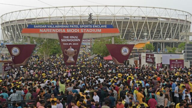 Diváci sa zhromaždili, aby vstúpili na štadión Narendra Modi, aby sledovali finálový kriketový zápas 2020 Indian Premier League (IPL) medzi Gujarat Titans a Chennai Super Kings 