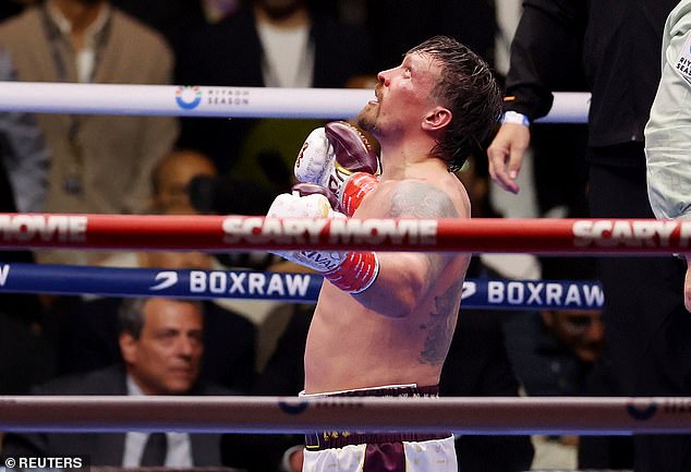 Oleksandr Usyk získal kontroverznú prestávku v 11. kole nad kickboxerom Oleksandr Usyk prežil veľký strach, keď porazil Rica Verhoevena v 11. kole ich súboja o titul v ťažkej váhe.