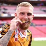 Útočník Hull Ciy Oli McBurnie sa raduje po strelení víťazného gólu vo finále play-off