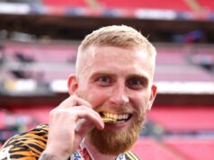 Oli McBurnie možno zapálil vres pre Hull City… ale je to jeho škótsky rekord, ktorý ho stál miesto na majstrovstvách sveta Útočník Hull Ciy Oli McBurnie sa raduje po strelení víťazného gólu vo finále play-off