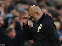 Omráčenie Jeremyho Dokua zachraňuje Man City pred úplným zahanbením, keď školák skolabuje darčeky Arsenalu o titul, píše IAN LADYMAN Je to výhoda Arsenalu v boji o titul po remíze Pepa Guardiolu s Man City na ihrisku Evertonu 3:3