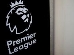 Oneskorenia VAR Premier League dosahujú 19 hodín za sezónu, pretože fanúšikovia požadujú časové limity na kontroly Sean Dyche stojí pred dodávkou s prekríženými rukami a usmieva sa. Na dodávke je napísané: „Nadýchnite sa, VAR von“.