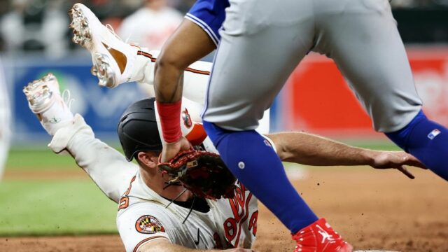 27. mája 2026; Baltimore, Maryland, USA; Prvý hráč tímu Baltimore Orioles Pete Alonso (25) si vybral prvý hráč tímu Toronto Blue Jays Vladimir Guerrero Jr. (27) počas ôsmej zmeny v Oriole Park v Camden Yards. Povinný kredit: Daniel Kucin Jr.-Imagn Images