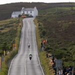 Osem divákov bolo prevezených do nemocnice po tom, čo ich v pondelok pri havárii na Isle of Man TT zrazil jazdec na motocykli (na obrázku - záber z edície pretekov v roku 2025)