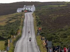 Osem divákov na Isle of Man TT je prevezených do nemocnice po tom, ako jazdec počas tréningu havaroval a tiež utrpel zranenia – incident sa vyšetruje Osem divákov bolo prevezených do nemocnice po tom, čo ich v pondelok pri havárii na Isle of Man TT zrazil jazdec na motocykli (na obrázku - záber z edície pretekov v roku 2025)
