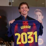 Anthony Gordon sa pripojil k Barcelone za 69,3 milióna libier plus 8,7 milióna libier