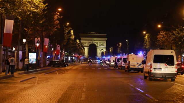 Oslavy víťazstva PSG sa zmenili na násilie: Fanúšikovia v Paríži sa dostali do konfliktu s políciou, zatkli takmer 130 ľudí
