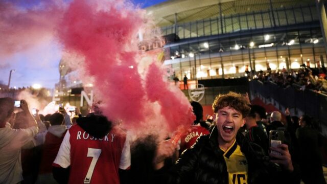 Po tom, čo Arsenal v utorok večer vyhral Premier League, sa konajú divoké oslavy