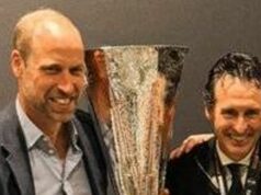 Oslavy vo vnútri Aston Villa princa Williama s pivom a slzami na neskorej nočnej párty Traja muži oblečení v slávnostnom oblečení stoja tesne vedľa seba, pričom jeden drží veľkú trofej a ďalší dvaja ju prezentujú. Sú umiestnené na pozadí s výraznými oranžovými a šedými diagonálnymi pruhmi.