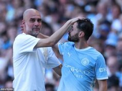 Osušte si oči, Pep! Guardiola a jeho kapitán Man City Bernardo Silva sa obaja rozplakali počas emotívneho posledného zápasu jeho 10 rokov v Premier League. Pep Guardiola a Bernardo Silva sa v nedeľu vo svojom poslednom zápase emocionálne objali