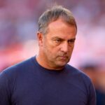 SEVILLA, ŠPANIELSKO - 5. OKTÓBRA: Manažér FC Barcelona Hansi Flick sa prizerá počas zápasu LaLiga EA Sports medzi Sevilla FC a FC Barcelona na Estadio Ramon Sanchez Pizjuan 5. októbra 2025 v španielskej Seville. (Foto: Fran Santiago/Getty Images)