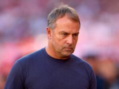 Otec Hansiho Flicka zomiera niekoľko hodín pred El Clasicom, ako Barcelona zverejnila vyhlásenie SEVILLA, ŠPANIELSKO - 5. OKTÓBRA: Manažér FC Barcelona Hansi Flick sa prizerá počas zápasu LaLiga EA Sports medzi Sevilla FC a FC Barcelona na Estadio Ramon Sanchez Pizjuan 5. októbra 2025 v španielskej Seville. (Foto: Fran Santiago/Getty Images)