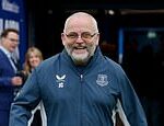 Otec televíznej hviezdy dostal hrdinu vylúčenie, keď odišiel do dôchodku ako masér Evertonu po 29 rokoch v klube Premier League