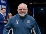 Otec televíznej hviezdy dostal hrdinu vylúčenie, keď odišiel do dôchodku ako masér Evertonu po 29 rokoch v klube Premier League Otec televíznej hviezdy dostal hrdinu vylúčenie, keď odišiel do dôchodku ako masér Evertonu po 29 rokoch v klube Premier League