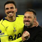 Hlavný tréner Spurs Roberto de Zerbi oslavoval s Joaom Palhinhom po víťazstve v Premier League v Aston Ville.