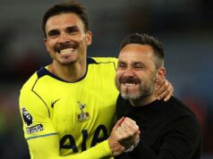 Otočila sa situácia pre problémových Spurs pod De Zerbim? Hlavný tréner Spurs Roberto de Zerbi oslavoval s Joaom Palhinhom po víťazstve v Premier League v Aston Ville.