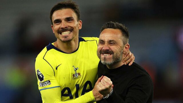 Hlavný tréner Spurs Roberto de Zerbi oslavoval s Joaom Palhinhom po víťazstve v Premier League v Aston Ville.