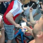 Fanúšik Arsenalu bol v Paríži obsadený a zdrsnený priaznivcami PSG v mučivých scénach