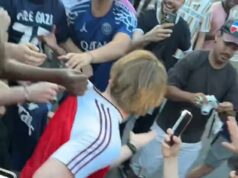 Otrasný moment, keď je osamelý fanúšik Arsenalu na bicykli v Paríži prepadnutý a zdrsnený zosmiešňovanou skupinou fanúšikov PSG Fanúšik Arsenalu bol v Paríži obsadený a zdrsnený priaznivcami PSG v mučivých scénach